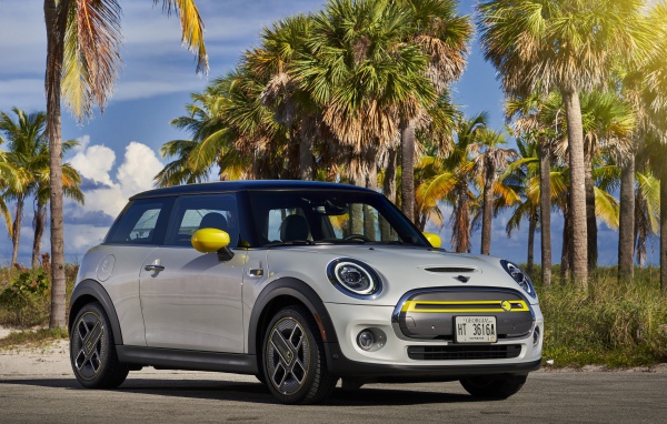 Автомобиль MINI Cooper SE, 2020 года у пальм