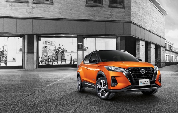 Оранжевый внедорожник Nissan Kicks E-POWER 2020 года у кафе