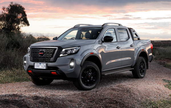 Серебристый пикап Nissan Navara PRO-4X 2021 года