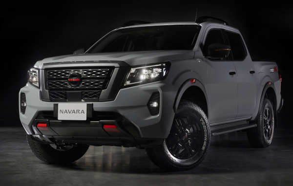 Пикап Nissan Navara PRO-4X 2021 года на черном фоне