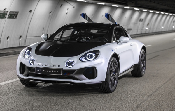Автомобиль Alpine A110 SportsX 2020 года в тоннеле