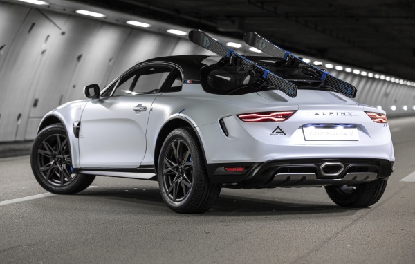 Автомобиль Alpine A110 SportsX 2020 года вид сзади
