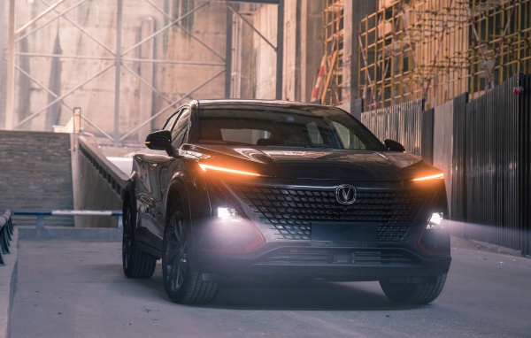 Черный автомобиль Changan UNI-T 2020 года с включенными фарами