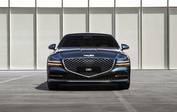 Автомобиль Genesis G80 AWD 2020 года в лучах солнца