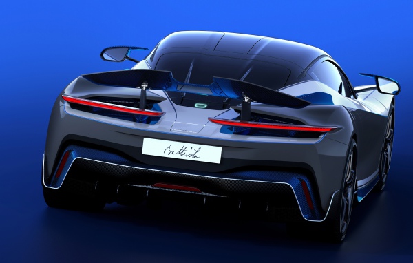 Спортивный автомобиль Pininfarina Battista Anniversario 2020 года на синем фоне