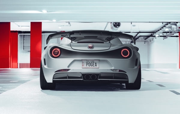 Серый автомобиль Pogea Racing Nemesis 2020 года вид сзади