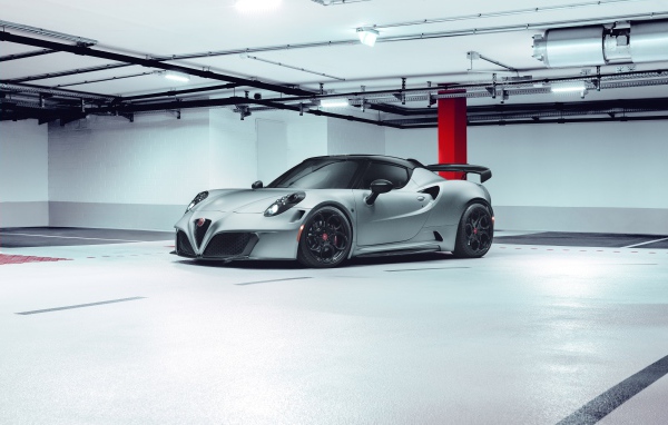 Серебристый Pogea Racing Nemesis 2020 года в гараже