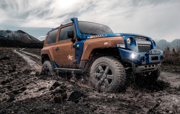 Внедорожник Troller TX4 2020 года едет по грязи