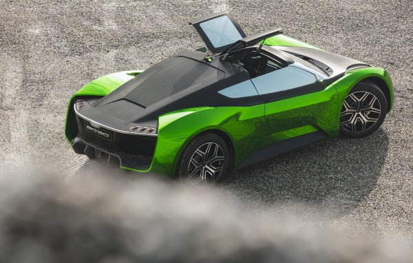 Автомобиль GFG Vision 2030 года газует на асфальте