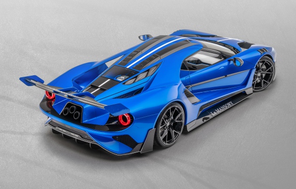 Синий автомобиль Mansory La MANSORY 2020 года на сером фоне вид сзади
