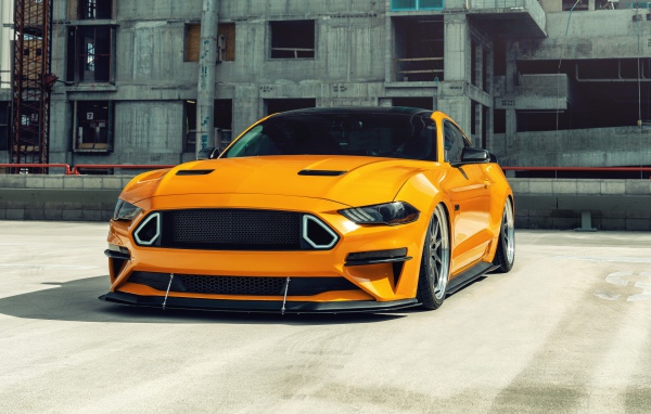 Оранжевый автомобиль  Mustang на стройке 
