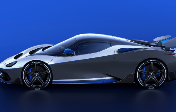 Серебристый автомобиль Pininfarina Battista Anniversario 2020 года