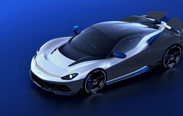 Серебристый автомобиль Pininfarina Battista Anniversario 2020 года на синем фоне