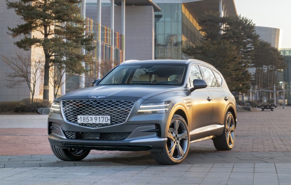 Серебристый автомобиль Genesis GV80, 2020 года
