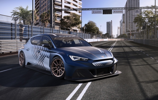Стильный автомобиль Cupra Leon E-Racer 2020 года на гонках 