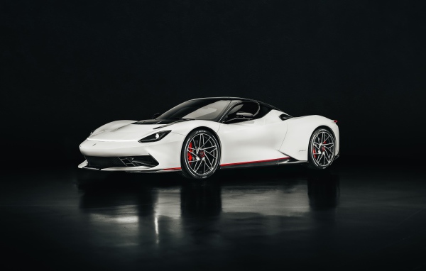 Белый спортивный автомобиль Pininfarina Battista 2020 года на черном фоне