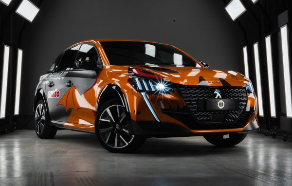 Автомобиль Peugeot E-208 GT, 2020 года