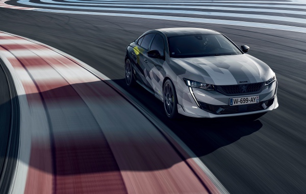 Автомобиль Peugeot 508, 2020 года на гоночной трассе