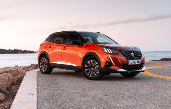 Красный внедорожник Peugeot 2008 GT 2019 года у океана