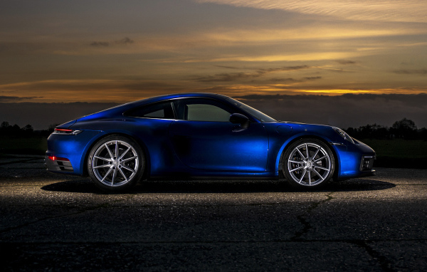 Синий автомобиль Porsche 911 Carrera S MT 2020 года вид сбоку