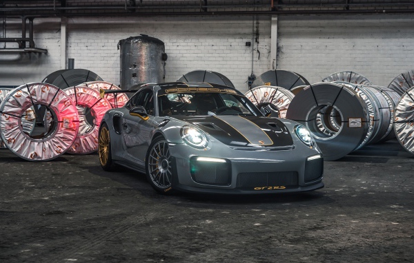 Спортивный автомобиль Porsche 911 GT2 RS 2020 года 