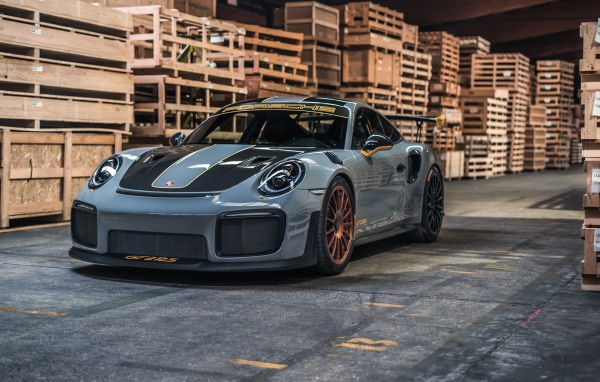 Автомобиль  Porsche 911 GT2 RS 2020 года на складе 