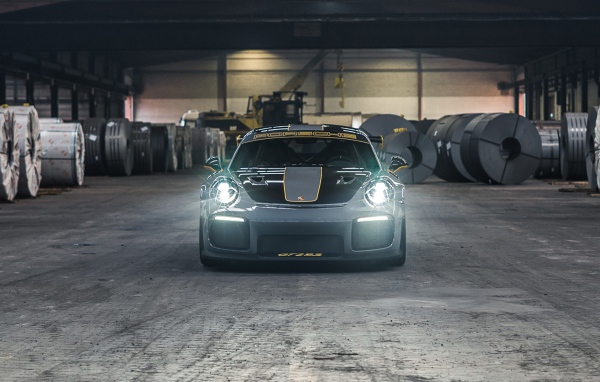 Автомобиль  Porsche 911 GT2 RS 2020 года с включенными фарами