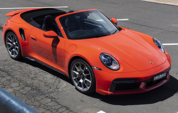Автомобиль Porsche 911 Turbo S Cabriolet 2020 года