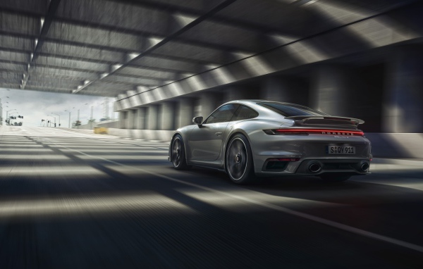 Автомобиль Porsche 911 Turbo S 2020 года в тоннеле