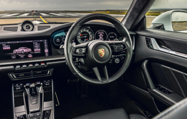 Черный кожаный салон автомобиля Porsche 911 Turbo S 2020 года