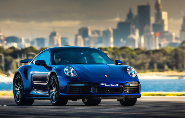 Автомобиль Porsche 911 Turbo S 2020 года на дороге