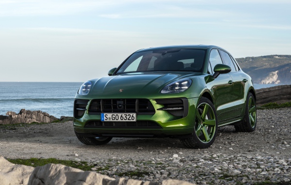 Зеленый автомобиль Porsche Macan GTS 2020 года на берегу моря