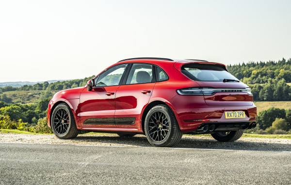Красный кроссовер Porsche Macan GTS 2020 года вид сзади