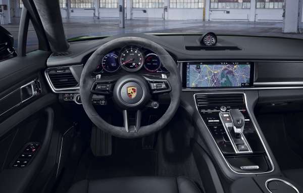 Салон автомобиля Porsche Panamera 4S 2020 года 