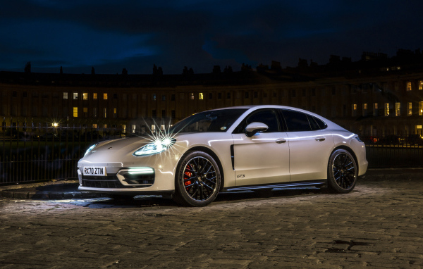 Автомобиль Porsche Panamera GTS 2020 года на улице ночью
