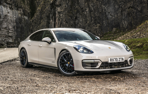 Автомобиль Porsche Panamera GTS 2020 года в горах
