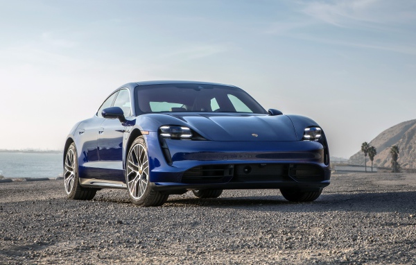 Синий автомобиль  Porsche Taycan Turbo, 2020 года у океана
