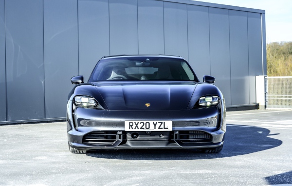 Автомобиль Porsche Taycan Turbo 2020 года вид спереди