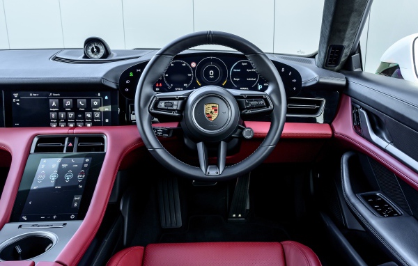 Салон автомобиля Porsche Taycan Turbo S 2020 года 