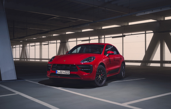 Красный внедорожник Porsche Macan GTS 2020 года 