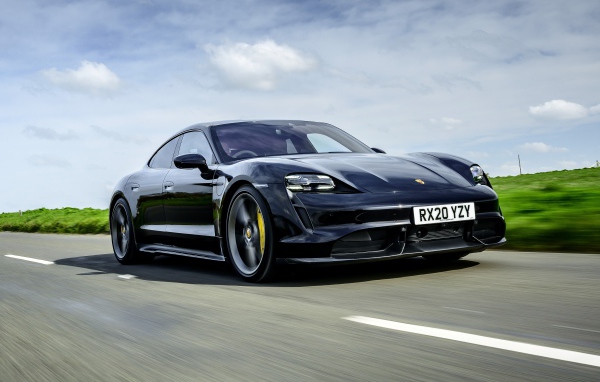 Черный автомобиль Porsche Taycan Turbo S 2020 года на скорости 