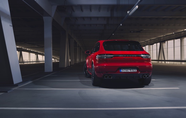 Красный внедорожник Porsche Macan GTS 2020 года на парковке