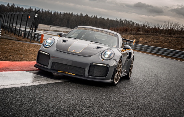Серебристый автомобиль Porsche 911 GT2 RS 2020 года готовится к гонкам