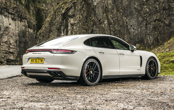 Белый Porsche Panamera GTS 2020 года вид сзади