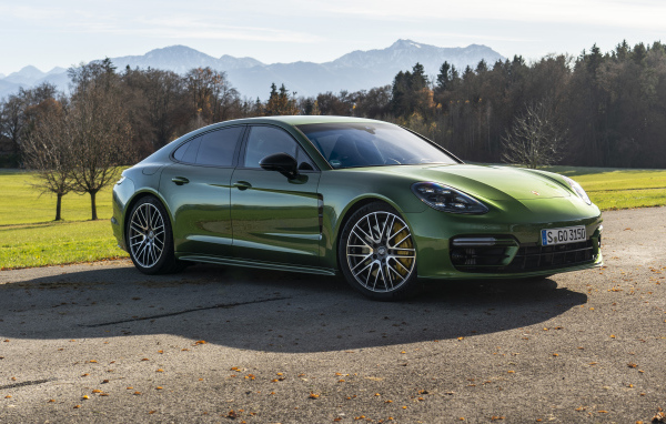 Зеленый автомобиль Porsche Panamera 4S 2021 года