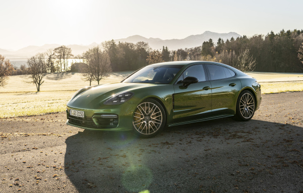 Автомобиль Porsche Panamera 4S 2021 года в лучах солнца