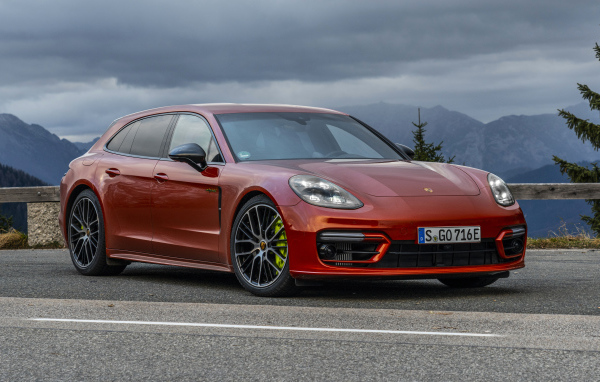 Автомобиль Porsche Panamera 4 E-Hybrid, 2021 года