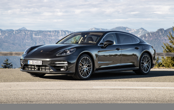 Автомобиль Porsche Panamera Turbo S E-Hybrid Executive 2021 года на фоне гор