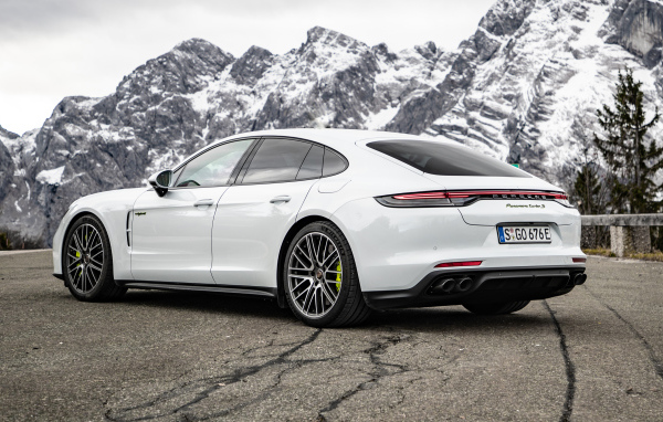 Белый автомобиль Porsche Panamera Turbo S E-Hybrid 2021 года на фоне гор