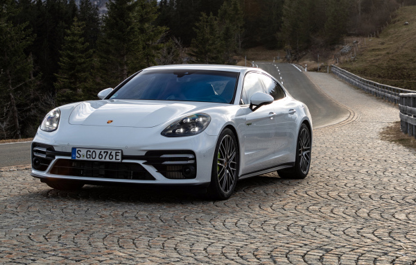 Белый автомобиль Porsche Panamera Turbo S E-Hybrid 2021 года на дороге